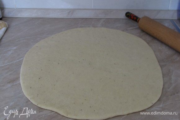 Разогреть духовку до 180°C. Выложить тесто на рабочую поверхность, обмять, накрыть влажным полотенцем и оставить минут на 15. Затем раскатать тесто в прямоугольный пласт толщиной чуть меньше 1 см.