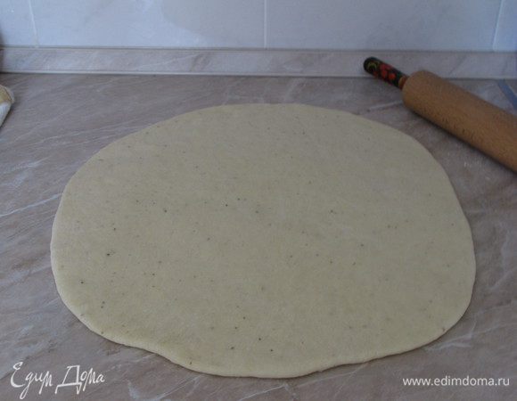 Разогреть духовку до 180°C. Выложить тесто на рабочую поверхность, обмять, накрыть влажным полотенцем и оставить минут на 15. Затем раскатать тесто в прямоугольный пласт толщиной чуть меньше 1 см.