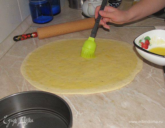 Смазать медом с маслом, отступив от края 1 см.