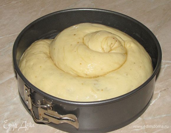 Свернуть тесто в рулет, защипнуть края, свернуть в форме улитки. Круглую высокую форму диаметром 20 см. смазать сливочным маслом и выложить в нее улитку. Оставить еще на 20 минут в тепле. Смазать улитку растительным или сливочным маслом и отправить в разогретую духовку на 40-45 минут.