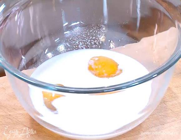 В молоко добавить яйца, сахар, соль и все перемешать венчиком.