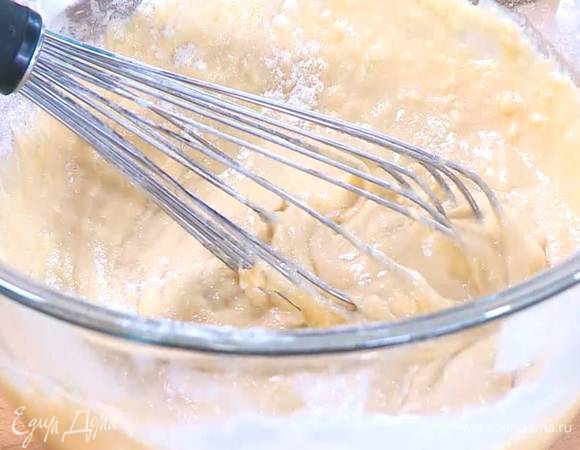 Муку и соду всыпать в яично-молочную смесь и вымешать тесто, так чтобы не осталось комочков.