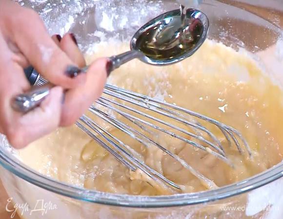 Влить в тесто 3 ст. ложки оливкового масла, ванильный экстракт и перемешать.