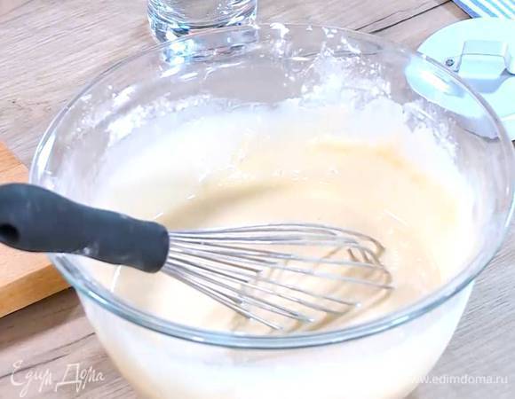 Непрерывно перемешивая тесто венчиком, влить стакан крутого кипятка.