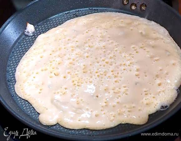 Разогреть в сковороде немного оливкового масла и пожарить блины, периодически смазывая сковороду оставшимся маслом.