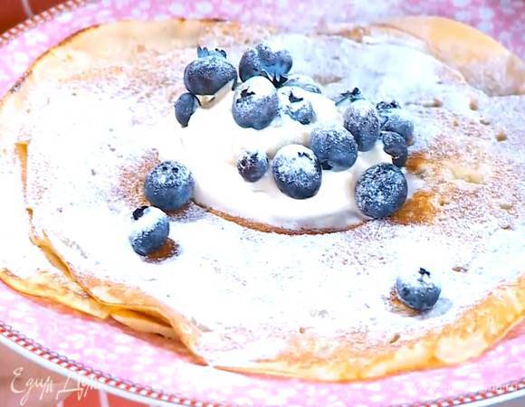 На готовые блины выложить понемногу сметаны и ягод, посыпать сахарной пудрой.
