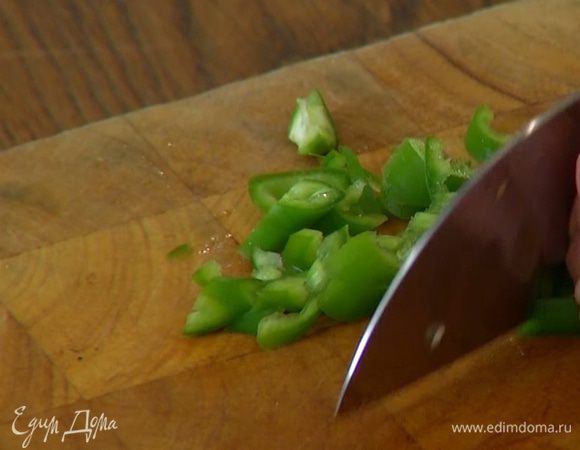 Перец чили, удалив семена, очень мелко нарезать.