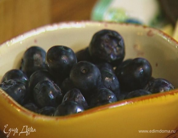 Чернику предварительно разморозить.