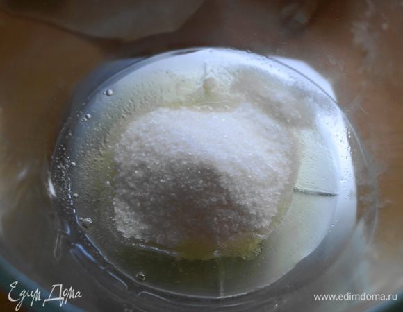 Пока пекутся куличи приготовим меренгу. Для этого в чаше смешаем яичные белки и сахар. Поставим на водяную баню и будем постоянно взбивать миксером до пышной упругой массы, которая должна достичь температуры 50°C. После этого снимем с водяной бани и продолжим взбивать еще 7-10 минут.