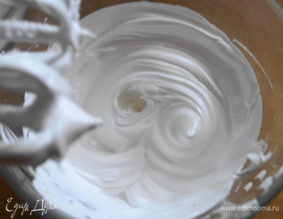 Вот такая блестящая и красивая меренга у нас получается.