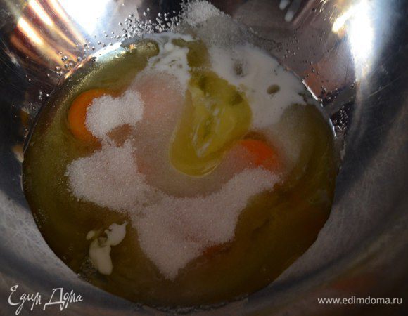 В другой миске смешать яйца, молоко и сахар.