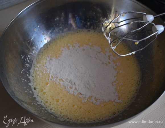 Добавить я жидкой смеси мучную. 