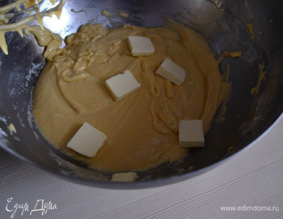 Продолжая вымешивать, добавить кубики холодного масла. Вымешивать минут 15.