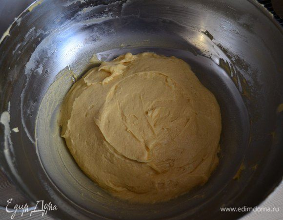 Когда вымесили тесто, миску накрываем полотенцем и убираем в теплое место на 1.5 часа.