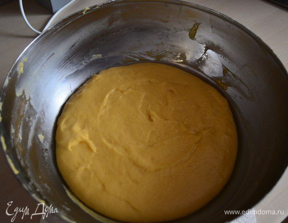 Через 1.5 часа тесто обмять, накрыть пищевой пленкой и убрать в холодильник на ночь. Тесто в холодильнике будет подходить.
После ночи тесто нужно обмять, вымешать, добавить сухофрукты.
Разложить тесто по формам, заполнив формочки на 1/3. и отправить в теплое место подходить (минут на 30).

