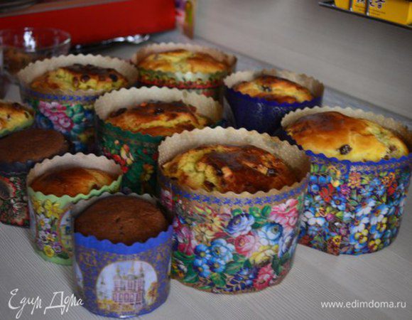 Духовку разогреть до 170°C. Выпекать куличи минут 40-50 (все зависит от размера формочек и духовки). Готовность проверяем сухой палочкой.