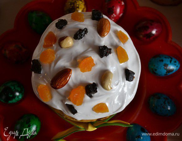 Для украшения я взяла курагу и чернослив, порезав их на кусочки; миндаль и кешью сделала в карамели.