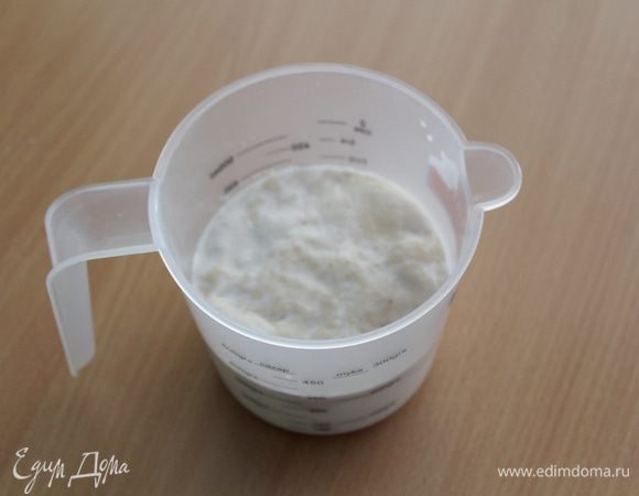 Дрожжи развести в теплом молоке, добавить немного сахара оставить на 10-20 минут. Дрожжи должны подняться «шапочкой».