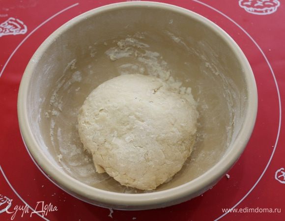 Получился довольно плотный комочек. Накрыть и поставить в теплое место на 30-40 минут.