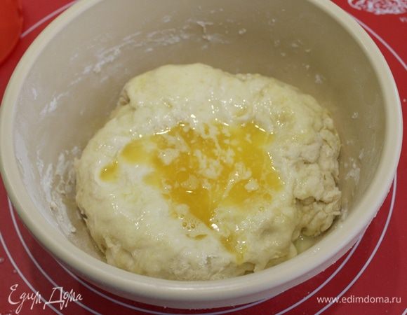 Добавляем теплое растопленное масло, апельсиновый сок, оставшийся сахар, перемешать.