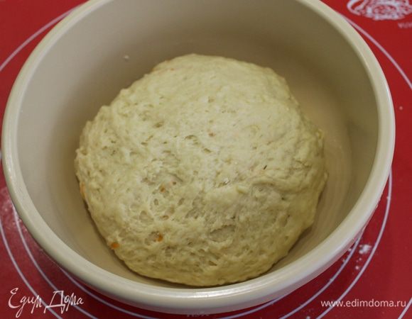 Замешиваем однородное тесто, постепенно добавляя остатки муки, оставляем на 30-40 минут в тепле, не забыв накрыть миску с тестом.