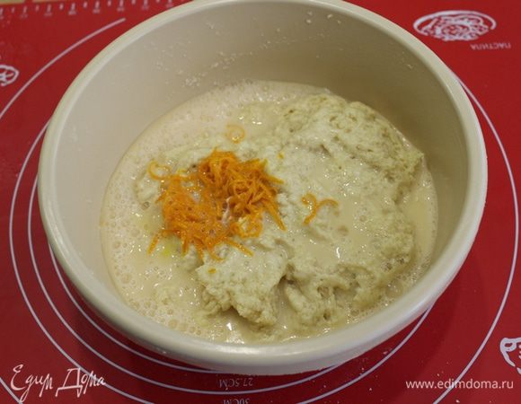Добавляем апельсиновую цедру, и взбитые венчиком яйца.