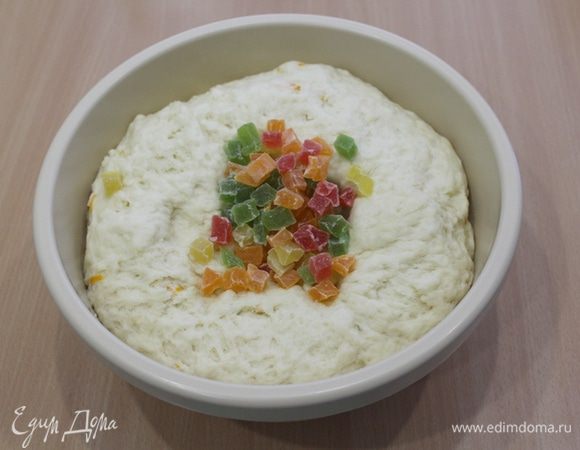 После увеличения теста в два раза, добавить цукаты, и снова вымесить тесто, равномерно распределив цукаты. 