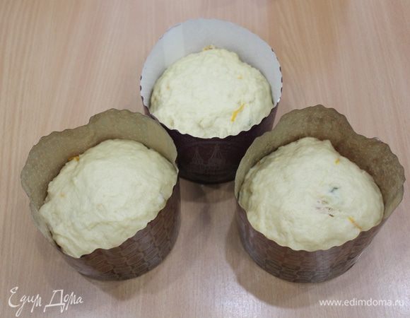 Выложить в форму на 1/3. И снова куличи накрываем и оставляем на 30-40 минут.