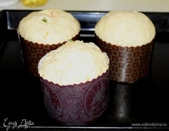 Когда тесто подойдет вровень с краями формы, кулич поставить в духовку. Выпекать при температуре 180°C до готовности. Приблизительно 50 мин. 