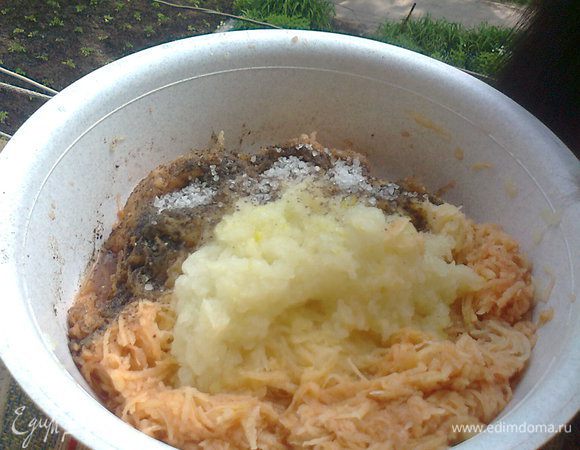 Перед выкладкой на сковородку смешать.