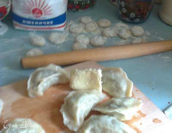 Горячими выкладываю на сухую доску и каждый смазываю маслом сливочным.

Приятного аппетита.