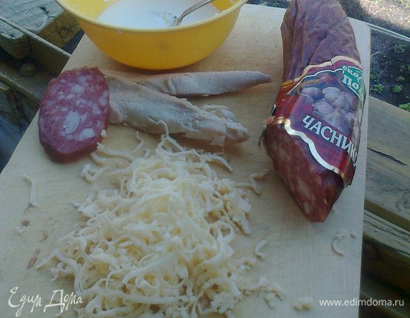 Промочили смесью майонез+вода (1:2).
Так же сыр и мясной продукт. Сверху болгарский перец и помидоры тонко порезанные и от души засыпанные тертым сыром.