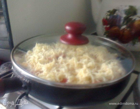 Холодную сковороду закрываю крышкой и ставлю на медленный огонь. Как сыр расплавился — готово.