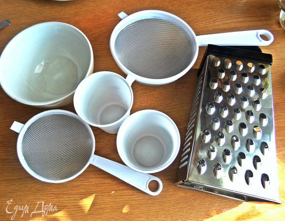 Не переживайте,если у вас ее нет... Можно также утрамбовать творожную массу в терку, в любое сито, миску или одноразовые стаканчики, проткнув у них дно.