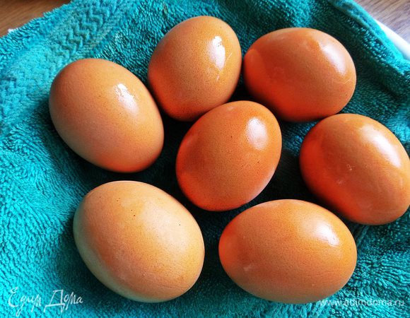 Итак, отварим заранее яйца не менее 10 минут. Я сварила 8 шт, но парочка исчезла куда-то!