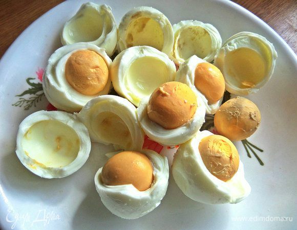 После охлаждения яйца чистим, отделяем желтки от белков... Белки съедаем или используем в салат.