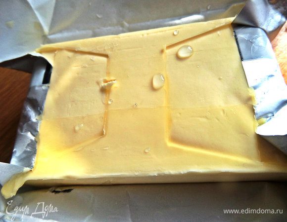 Пачку масла заранее кидаем в морозилку, лучше на ночь.