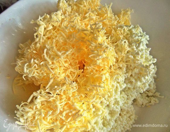 Соединяем масляную стружку с творогом.