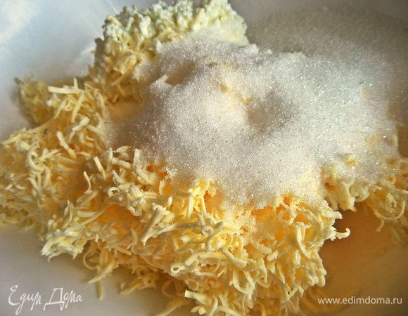 Добавим сахар и ваниль... На самом деле сахара было больше, но я уменьшила и нам хватило, но Вы можете и больше всыпать.