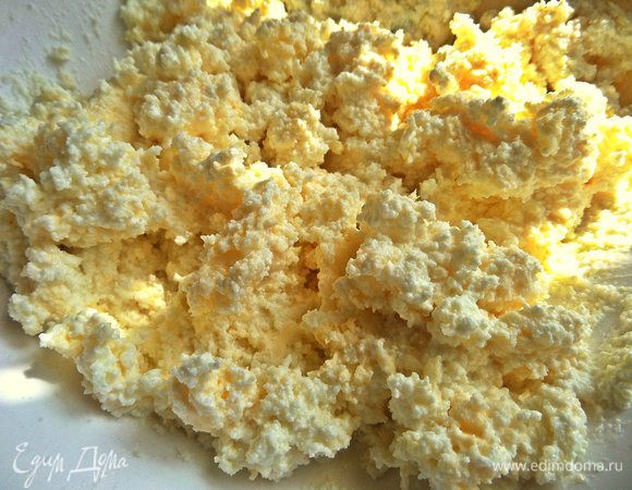 Перетираем в руках или ложкой массу до эластичности.