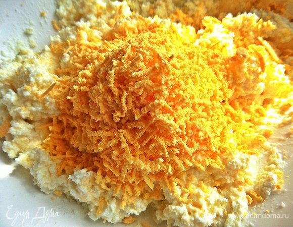 Теперь желтки натереть тоже на мелкой терке. Дело одной минуты!