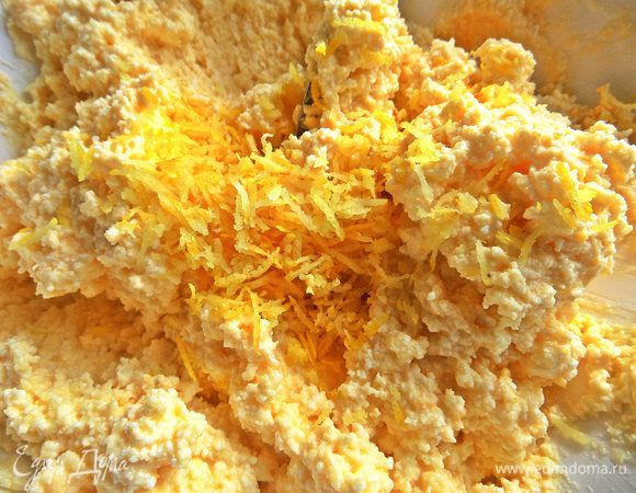 Высыпаем цедру в массу, вмешиваем.