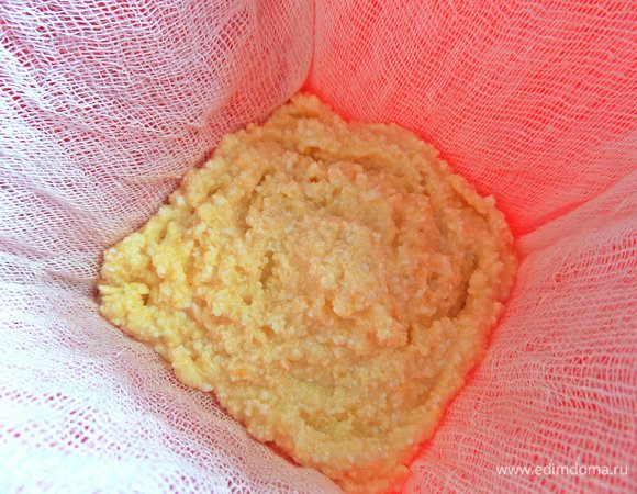 Берем по ложке с горкой творожной массы и накладываем в форму, утрамбовываем. Это нужно сделать во избежании пустот. Я просмотрела несколько десятков видео и у многих хозяек пасха не равномерно уложена,имейте это в виду, если хотите безупречного результата!