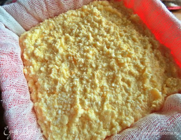 И так до верха. Формочка должна стоять уже в миске с высокими бортами.