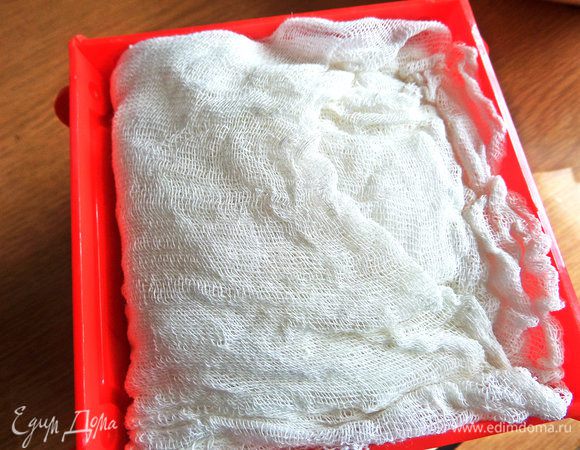 Закрываем марлей со всех сторон. Ставим на марлю мисочку/дощечку и сверху груз. Пока холодно, я оставила на балконе под бутылью с водой 5 литровой и потом уже переставила в холодильник без груза.