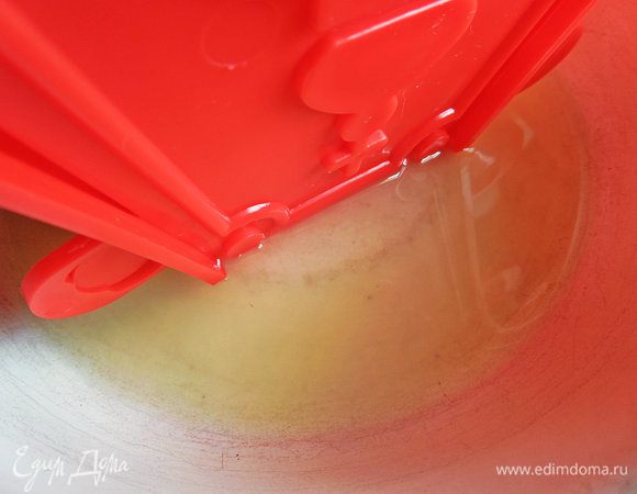 Вот столько сыворотки выделилось, грамм 50.