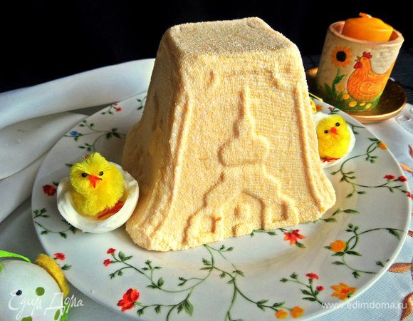 Отгибаем марлю, переворачиваем на тарелку форму и осторожно снимаем. Убираем марлю.