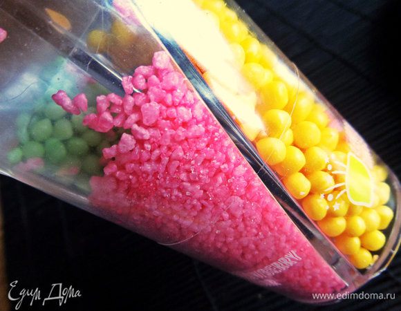 Украшаем сахарной присыпкой. У меня с разными фруктовыми вкусами.