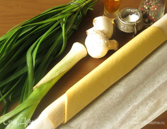 Грибы, порй, зелень, тесто, перец, масло.