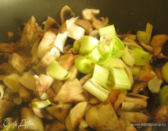 Моем и нарезаем грибы и лук, обжариваем.